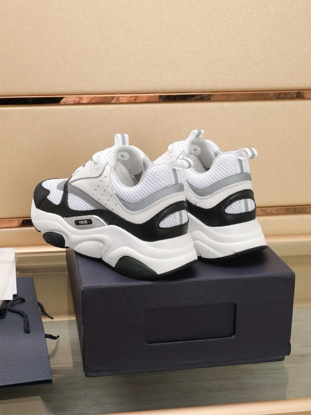 Men's shoes 💰P460💰【Dior】Dior✨ is online at the same time👏 This casual sneaker is a new product in the series and continues Di*r's classic style. The upper is made of original mesh and cow leather, with a two-color textured outsole, and the brand's iconic details on the rear collar and heel to enhance the style. Fashionable and versatile. Wear it with jeans or slacks for a casual look. Size: 38-44 (45 customized)